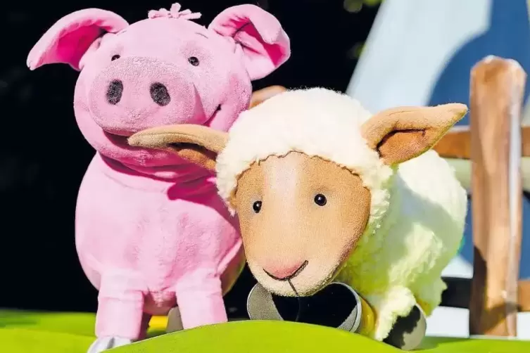 Tierische Freunde: Das Schaf Charlotte und Schwein Eduard aus der Aufführung der „Complizen“.