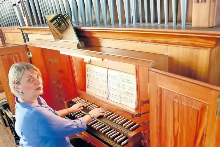 Greta Konradt hilft in der Protestantischen Kirche in Neustadt-Mußbach als Organistin aus.