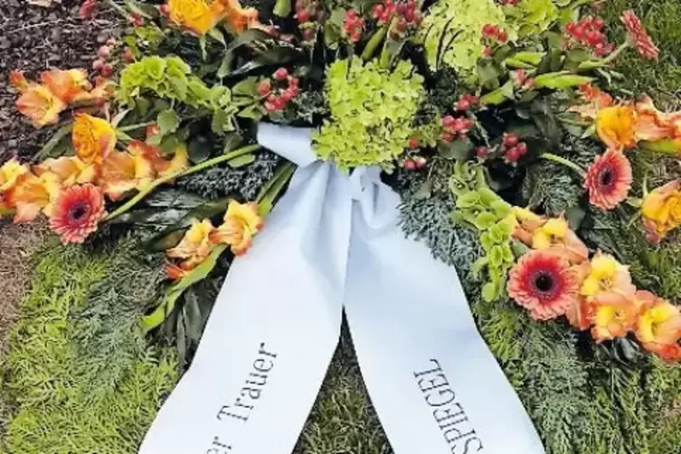 Späte Ehrerbietung: Kranz des „Spiegel“ am Speyerer Grab von Helmut Kohl.