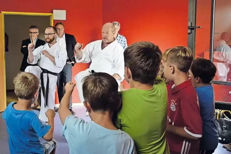 Die Karatetrainer Felix Klein (links) und Robert Dörflinger üben mit den Kindern, wie man sich aus einem Griff um den Arm befrei