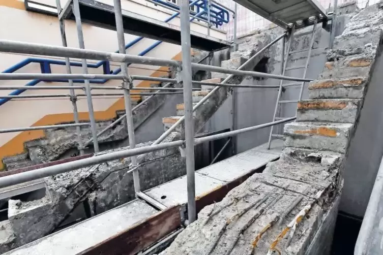 Der Stahl rostet, der Beton bröckelt: Blick in den abgesperrten Treppenraum. Die Werke rechnen hier mit Kosten von über 100.000 