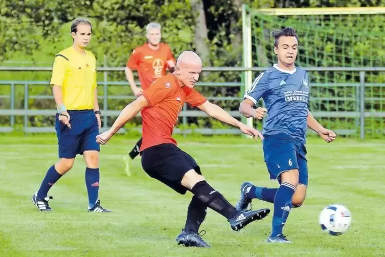 Keine Tore in der Partie zwischen dem SV Lohnsfeld (orangene Trikots) und dem SV Imsbach. Hier feuert Lohnsfelds Visar Rexhaj di