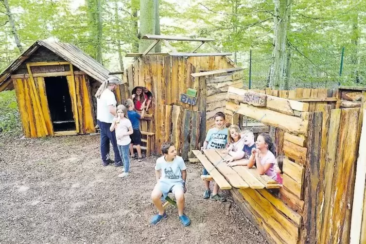 Die Kinder bauten eigene Hütten, darunter auch eine Bar und ein Postamt mit Theke.