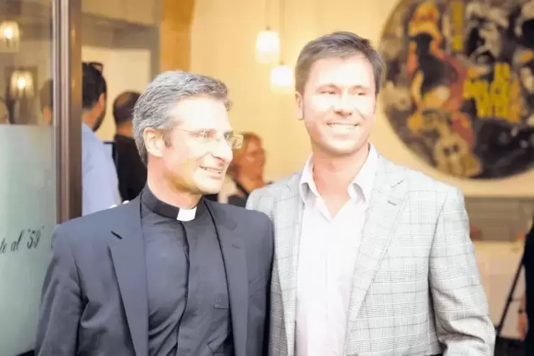 Der polnische Priester Krzysztof Charamsa (links) und sein Mann im Jahr 2015 in Rom.