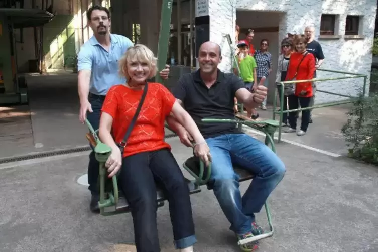 Stammzellen-Spender Bernd Lang im Jahr 2013 mit der geretteten Amanda auf der Sesselbahn oberhalb von Edenkoben. Foto: 