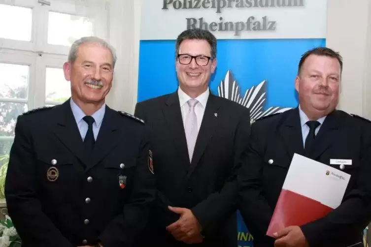 Die beförderten Hauptkommissare und ihr Chef (von links): Uwe Weil, Thomas Ebling, Präsident des Polizeipräsidiums Rheinpfalz, u
