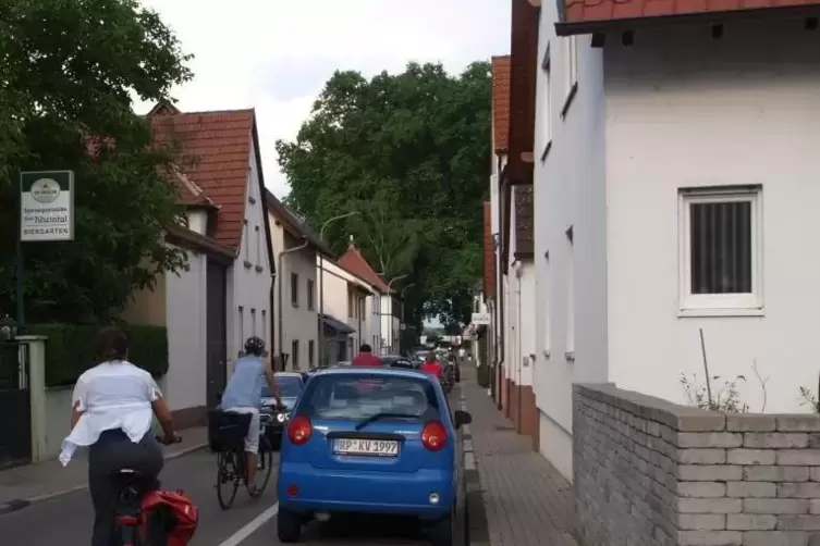 Der Vorfall hat sich in der Rheinstraße in Altrip ereignet. Die Straße führt zur Fähre.  Foto:Khe 