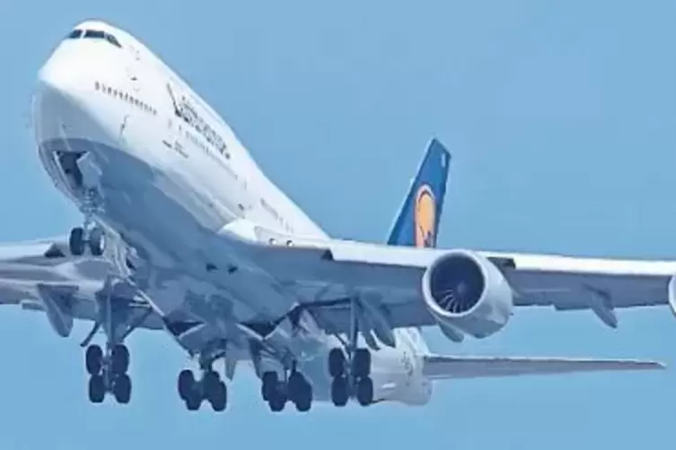 Wenn eine Boeing 747 kurz nach dem Start wieder landen muss, kann es sein, dass sie vorher Treibstoff ablassen muss.