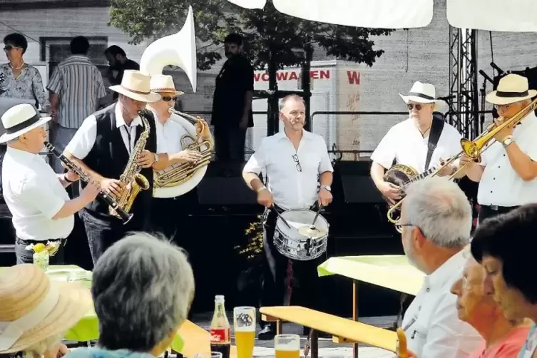 Als mobile Band banden sie auch andere Festlauben mit ein: die Musiker der Unnerhaus Jazzband.