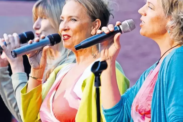 Geballte Frauenpower: die drei Sängerinnen von „Ladies Nyght“ in der Wartenberger Mühle.