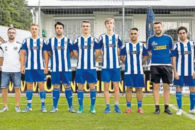 Starten morgen mit dem SVN in die neue Saison (von links): Cristian Aleo (Co-Trainer ), David Janzen, Eduard Janzen, Martin Schm