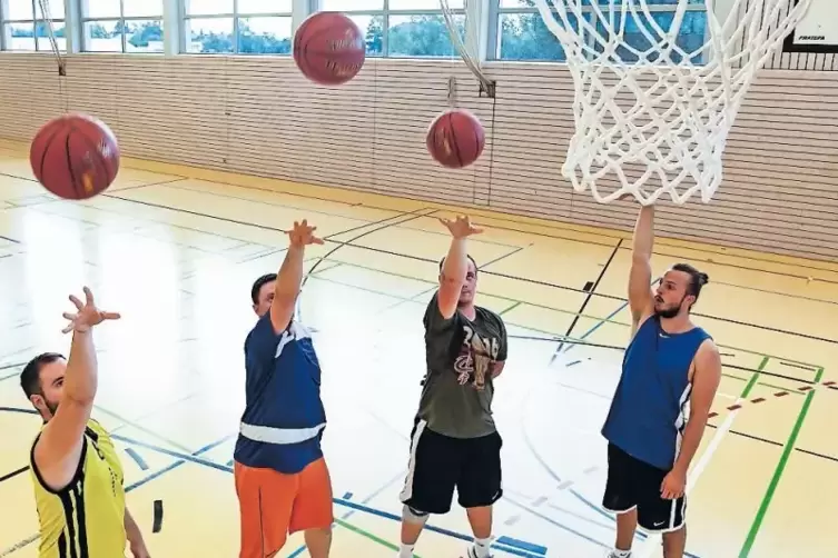Ein feines Händchen ist bei den Basketballern von Eintracht Lambsheim gefordert. Auf dem Bild trainieren (von links) Marc Rodrig
