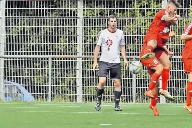 Der zweifache Torschütze Christian Jesberger erzielt mit einem Freistoß das 1:0 für Rot-Weiss Seebach gegen den SV Gommersheim.