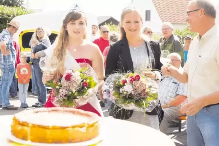 Miss Käskuche Vanessa Steinmann (links), Weingräfin Laura Wessa und Ortsbürgermeister Albrecht Wiegner eröffneten am Sonntag die