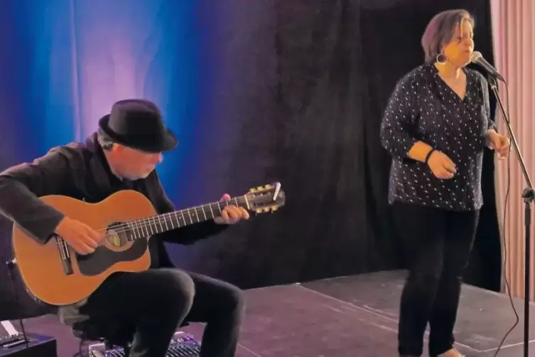 Guido Allgaier (Gitarre) und Diana Balanescu (Gesang) entführten ihr Publikum auf eine stimmungsvolle Reise in die Welt des Fado