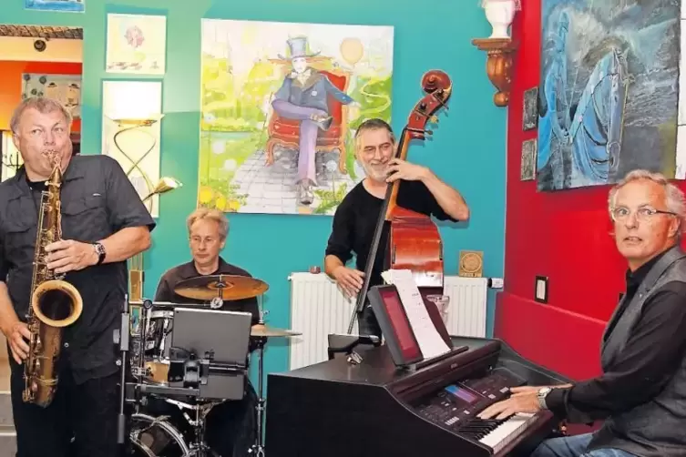 Die Musik des „PS Jazz Quartetts“ passte perfekt zum Ambiente des kunterbunten Cafés „Hutschachtel“: von links Helmut Engelhardt