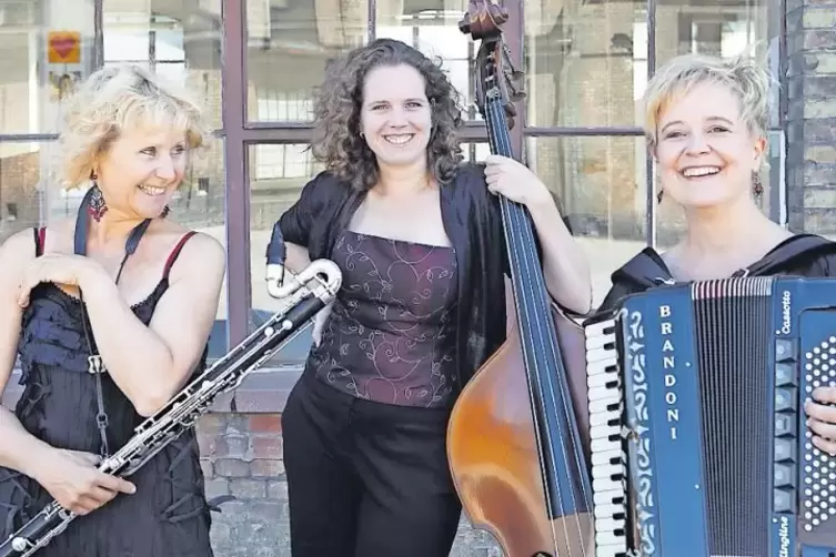 Musizieren am Weidenberg: Miriam Ast und das Trio Klezmers Techter mit (von links) Klarinettistin Gabriela Kaufmann, Bassistin N