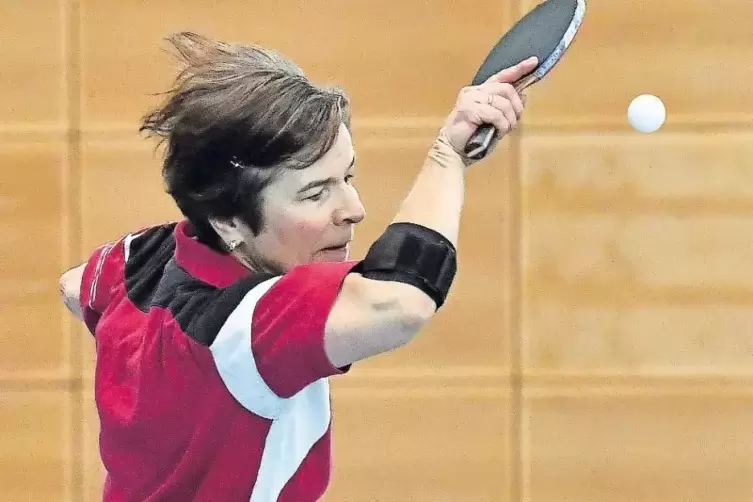Die Maikammerer Mannschaftsführerin Christiane Lobe plagt sich mit einem Tennisarm herum.