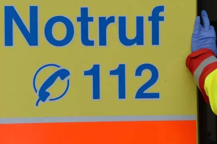Bei Speyer ist am Dienstagmorgen ein 17-jähriger Motorradfahrer auf ein vorausfahrendes Auto geprallt. Symbolbild: dpa 