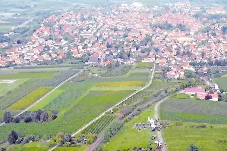 Unser Luftbild von 2013 zeigt links von der Bahnlinie einen Teil des künftigen Neubaugebiets bis hinüber zur Herxheimer Straße.
