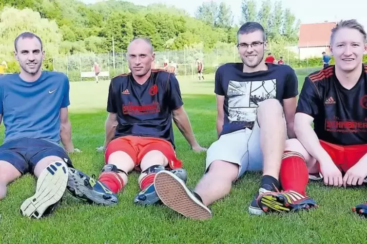Die neuen Stambacher Kicker: Co-Trainer Marc Schönborn, Christian Peste, Daniel Miller und Trainer Max Gabriel (von links). Es f