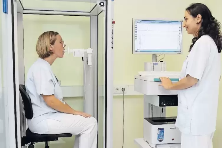 Testen den neuen Bodyplethysmographen zur genaueren Lungenfunktionsüberprüfung: links Julia Borchardt und Ayse Simsek