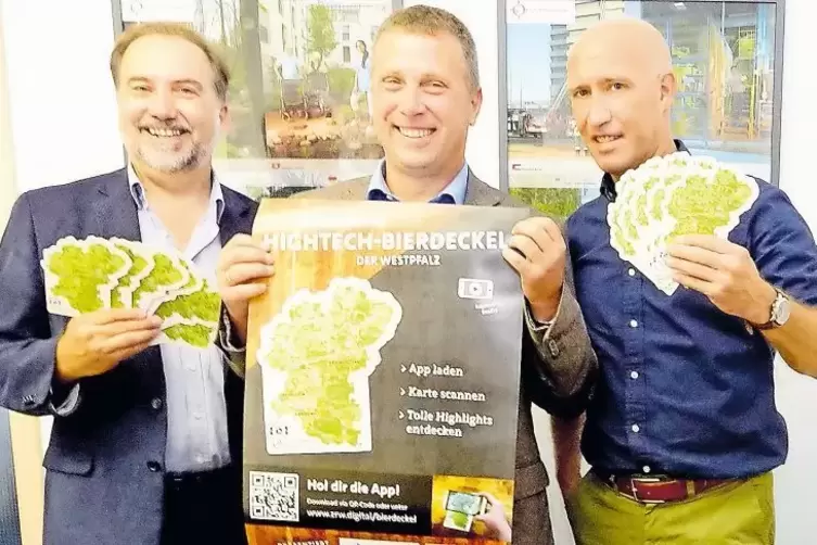 Freuen sich, dass der digitale Westpfalz-Bierdeckel so gut ankommt: Hans-Günther Clev, Sven Bischoff und Michael Hach (von links