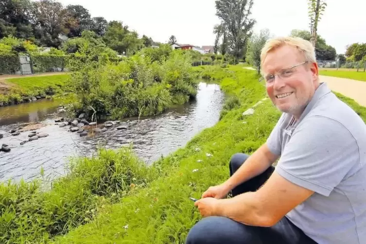 Sogar Forellen und Lachse fühlen sich im Wasser wohl: Steffen Schwendy am Ufer des Woogbachs.