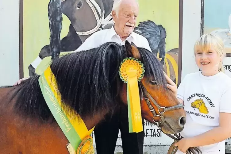 Stolz auf den Erfolg: Seniorchef Ulrich Tettenborn mit Enkelin Michelle und dem Dartmoor-Pony „Pfalz-Dürdane“.