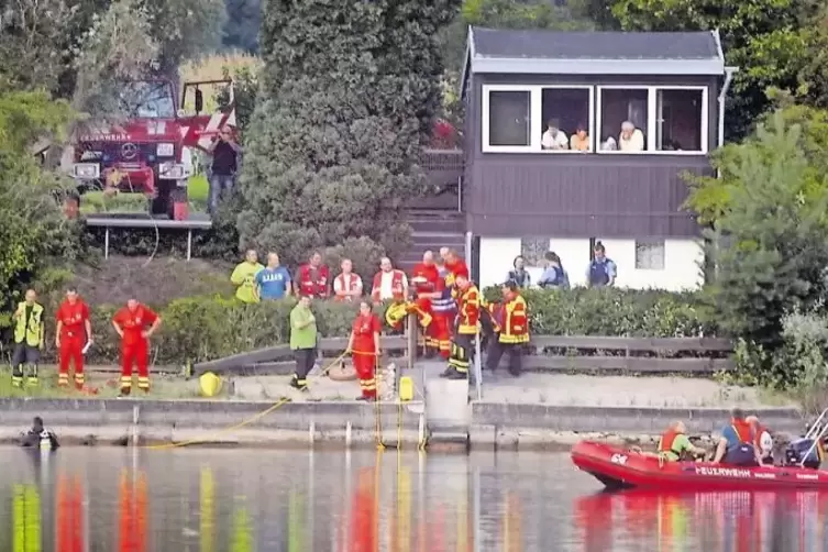 Ortungsaktion am Wolfgangsee: Die Berufsfeuerwehr barg das versunkene Auto 40 Meter vom Ufer entfernt – aus neun Metern Tiefe.