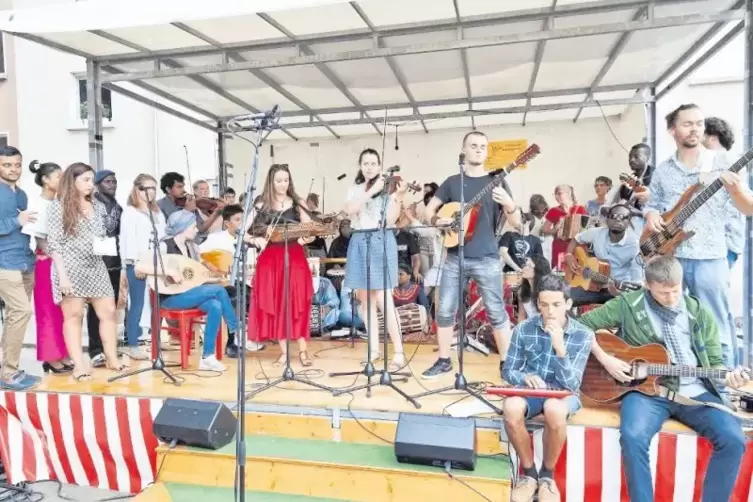 Drangvolle Enge auf der Bühne: die Ethno-Germany-Musiker.