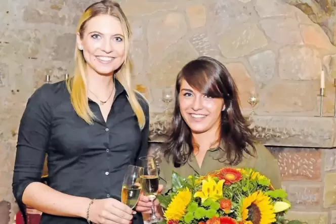 Anna-Maria Woll (rechts) wird zur Eröffnung der Kuseler Herbstmesse das Amt der Kuseline von ihrer Vorgängerin Milena Keiper übe