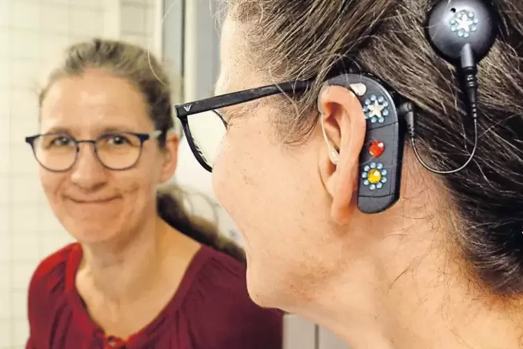 Hören können bedeutet Lebensqualität: Ricarda Neuberg mit einem ihrer zwei Cochlea-Implantate.