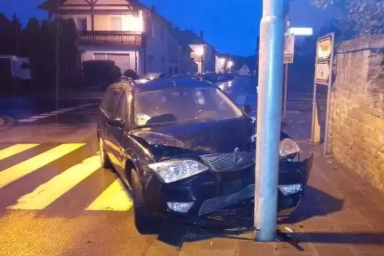 Ein 42-Jähriger fuhr am Freitag in Frankenthal betrunken mit seinem Wagen gegen einen Laternenmast. Foto: Polizei