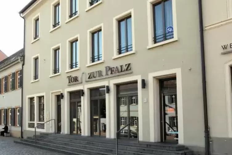 Hat bis 2015 schon ein privat geführtes „Weinstudio“ beheimatet: Immobilie „Tor zur Pfalz“.  Archivfoto: Lenz