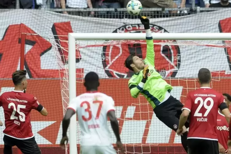 Eine solche Top-Leistung wie beim 0:2 in Düsseldorf muss FCK-Torhüter Marius Müller sicher auch im Cup gegen den VfB Stuttgart b