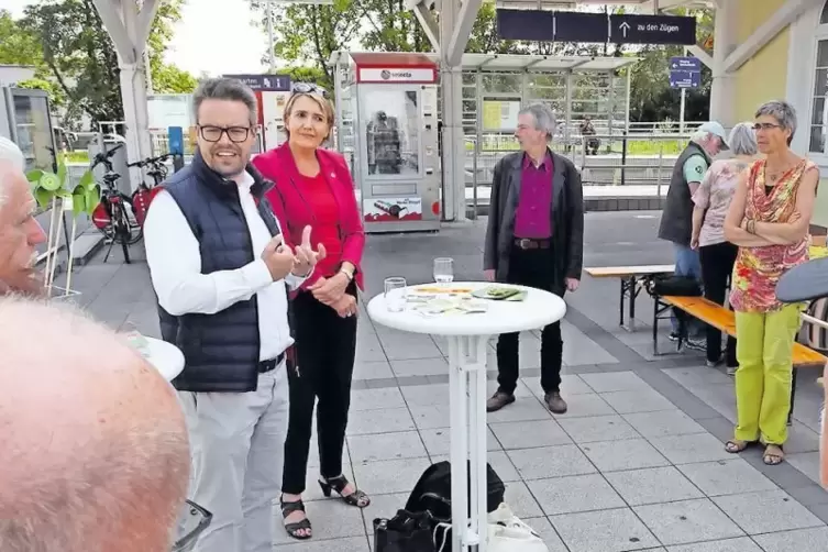 Passende Kulisse zur Verkehrsdebatte: Tobias Lindner (links), Simone Peter und Jutta Paulus (rechts) am Kandeler Bahnhof.