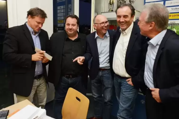 Führungswechsel: Jürgen Kölsch und Edgar Schütz (2. und 3. von links) bilden nun ein Präsidenten-Duo, Karsten Volberg (links), A