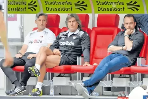 „Nicht alles war schlecht“, befand der neue FCK-Sportdirektor Boris Notzon (rechts) nach dem 0:2 von Düsseldorf. Links Co-Traine