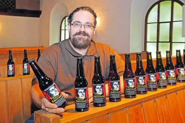 „Luthers festlicher Umtrunk“ ist ein dunkles Bier mit viel Würze: Ulrich Krebs hat versucht, mit modernen Mitteln ein „historisc