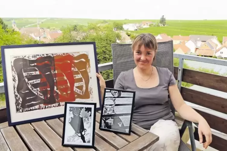 Die 23-jährige Grünstadterin Lea Hennrich fertigt unter anderem Holzschnitte an und fotografiert in Schwarz-Weiß.