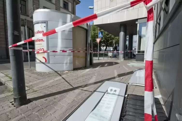 In der Bismarckstraße wurde ein Toilettenhäuschen durch eine Explosion zerstört. Foto: view 