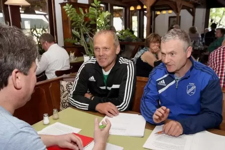 Sind für die Fusion: Edgar Keppel (VfR) , links im Bild, und Thomas Apfel (FC Blau-Weiß). Das Gespräch führte Kersten Beyer.  Fo