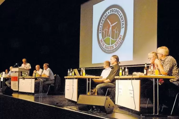 Auf der Bühne in der Stadthalle (von links): Claus Schäfer, Michael Altmoos, Andreas Kostarellos, Xaver Jung, Gustav Herzog, Ach