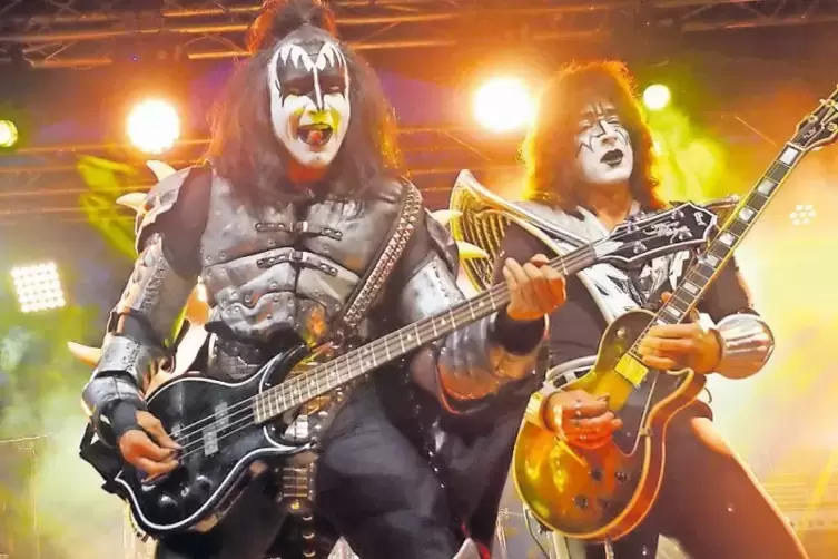 Grell geschminkt wie die Originale sind die Musiker der „Kiss“-Tributeband „Kiss Forever“ beim Konzert auf der Lemberger Burg.