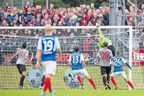 ... senkt sich der Ball hinter Torhüter Marius Müller zum 2:1 für Kiel ins Tor.