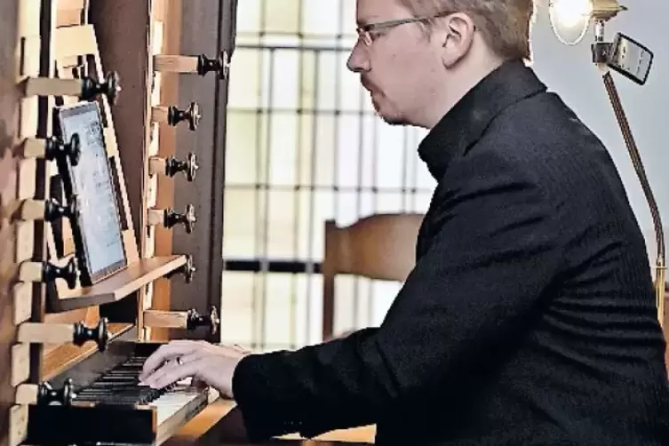 Felix Hell an der Freinsheimer Seuffert-Orgel.