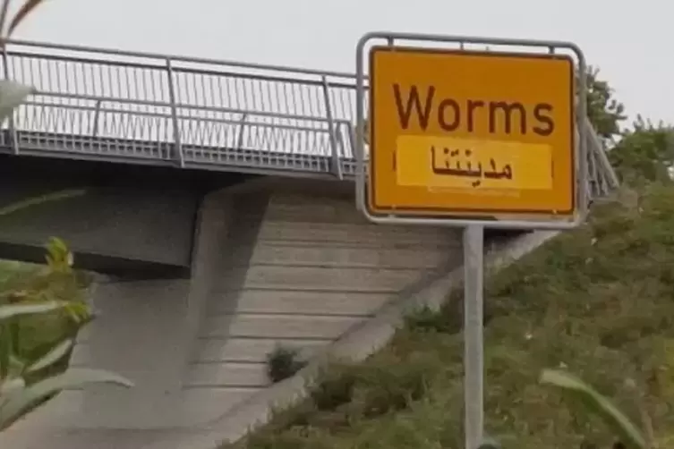 Diese Aufkleber mit arabischen Schriftzeichen haben am Dienstag Unbekannte auf Wormser Ortsschildern angebracht.  Foto: Stadt Wo