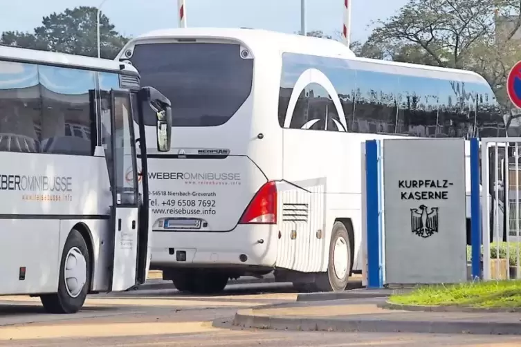 Die Flüchtlingswelle erreicht Speyer: Im September 2015 kamen die ersten Busse mit Menschen an der Kurpfalzkaserne an.