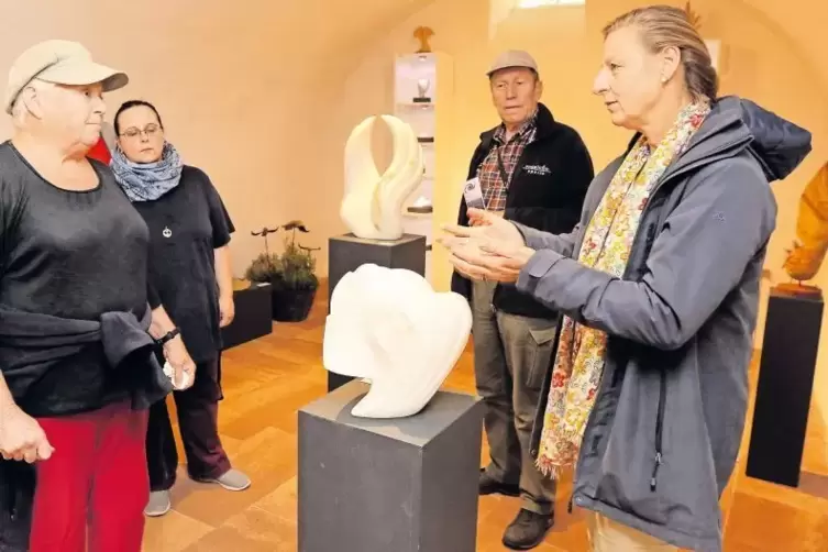Bildhauerin Uta Schade (rechts) erläutert Liesel Zink ihre Skulpturen, die sie in einem renovierten Gewölbekeller ausstellt.